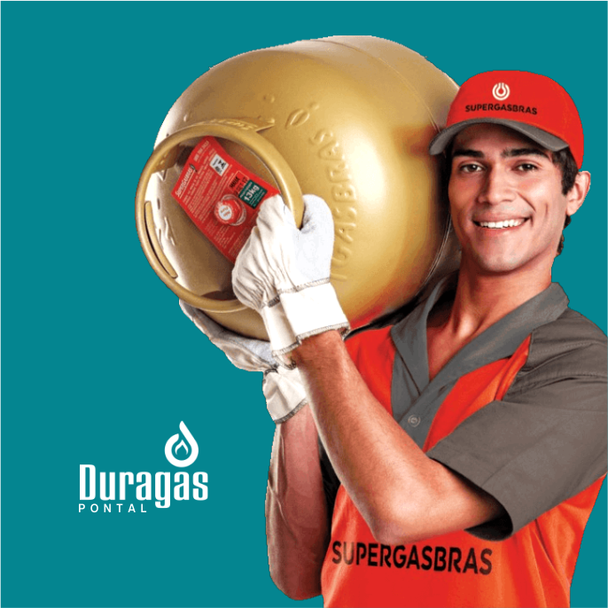 Homem com boné e camiseta laranja carregando um botijão de gás no ombro